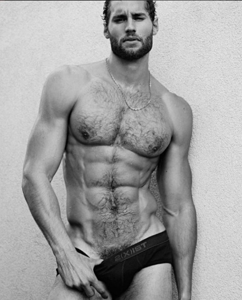 È il "Cuoco Più Bello Del Mondo". Titolo Meritato? Verificate Voi. Ecco 20 Scatti Hot