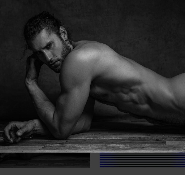 È il "Cuoco Più Bello Del Mondo". Titolo Meritato? Verificate Voi. Ecco 20 Scatti Hot