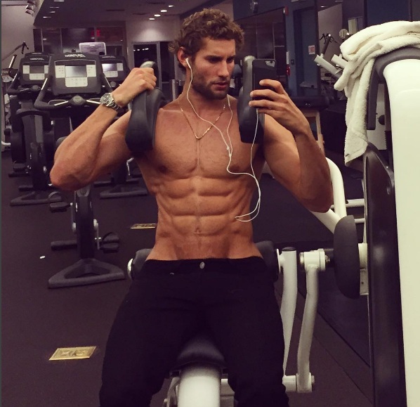 È il "Cuoco Più Bello Del Mondo". Titolo Meritato? Verificate Voi. Ecco 20 Scatti Hot