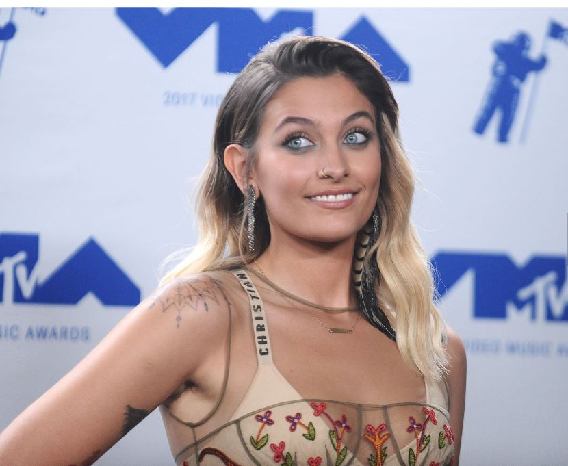 Bella Thorne e altre 16 star che non si depilano le ascelle per scelta