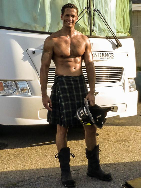 Voglio un uomo... con la gonna! Ecco 17 uomini super sexy con il kilt