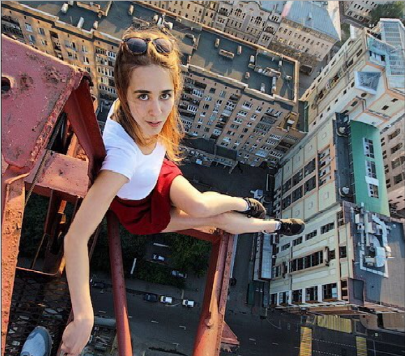 Questa ragazza scatta i selfie più pericolosi al mondo: ecco 17 foto del suo profilo Instagram (della serie non provateci a casa!)