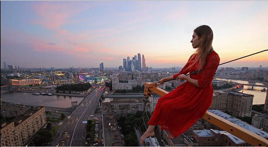Questa ragazza scatta i selfie più pericolosi al mondo: ecco 17 foto del suo profilo Instagram (della serie non provateci a casa!)