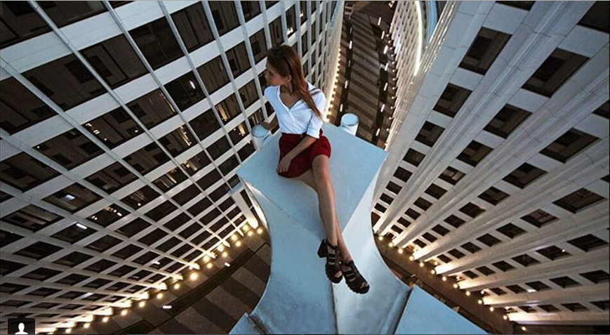 Questa ragazza scatta i selfie più pericolosi al mondo: ecco 17 foto del suo profilo Instagram (della serie non provateci a casa!)