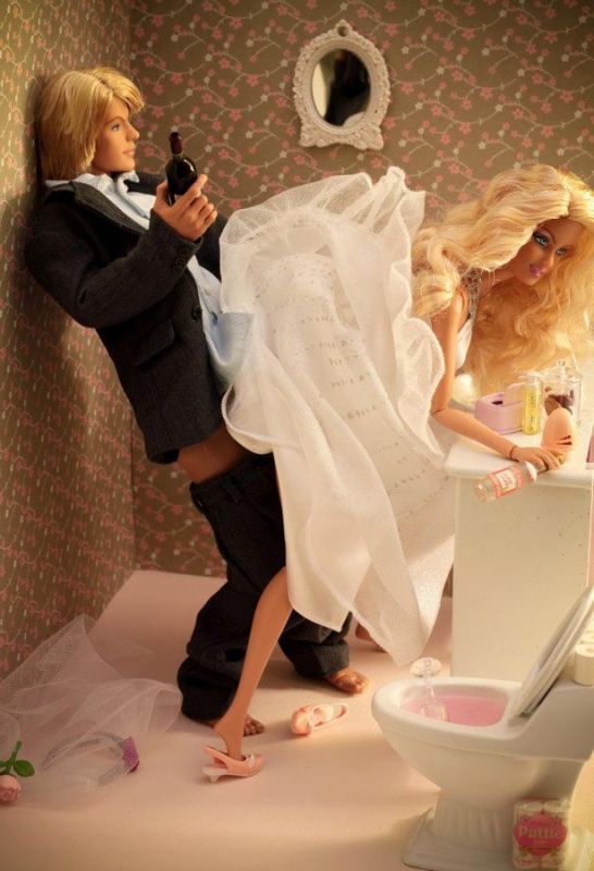 29 sfumature di Barbie decisamente vietate ai minori! Le versioni shock del web