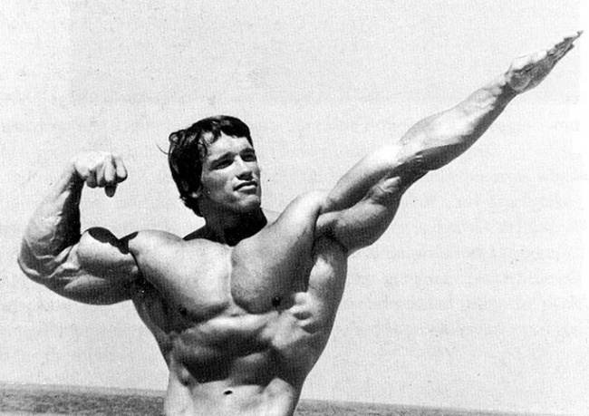 Come sono cambiati gli standard di bellezza maschile negli ultimi 100 anni