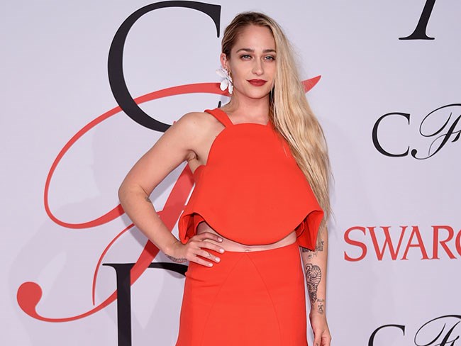 Bella Thorne e altre 16 star che non si depilano le ascelle per scelta