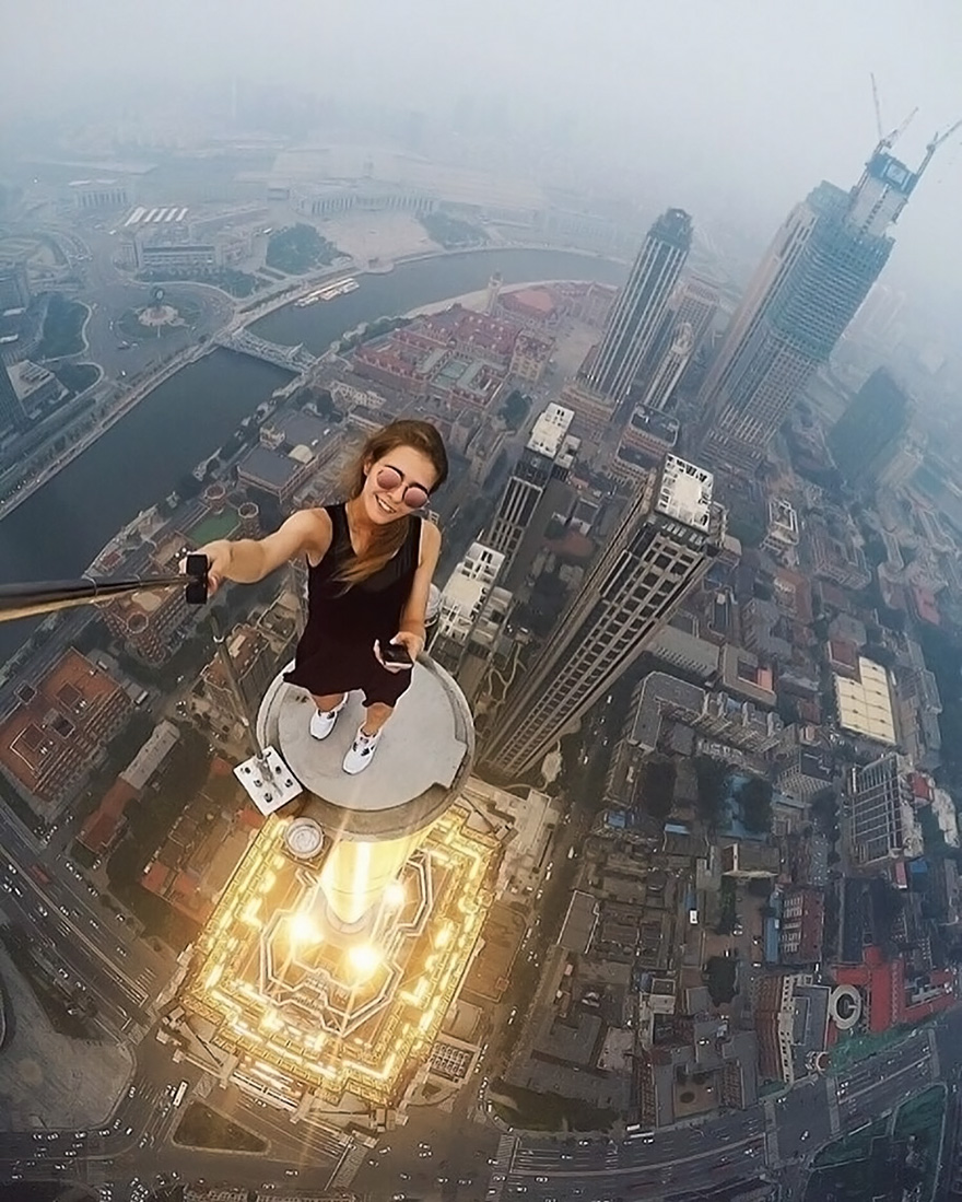 Questa ragazza scatta i selfie più pericolosi al mondo: ecco 17 foto del suo profilo Instagram (della serie non provateci a casa!)
