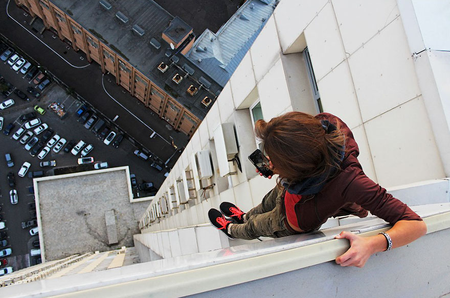 Questa ragazza scatta i selfie più pericolosi al mondo: ecco 17 foto del suo profilo Instagram (della serie non provateci a casa!)