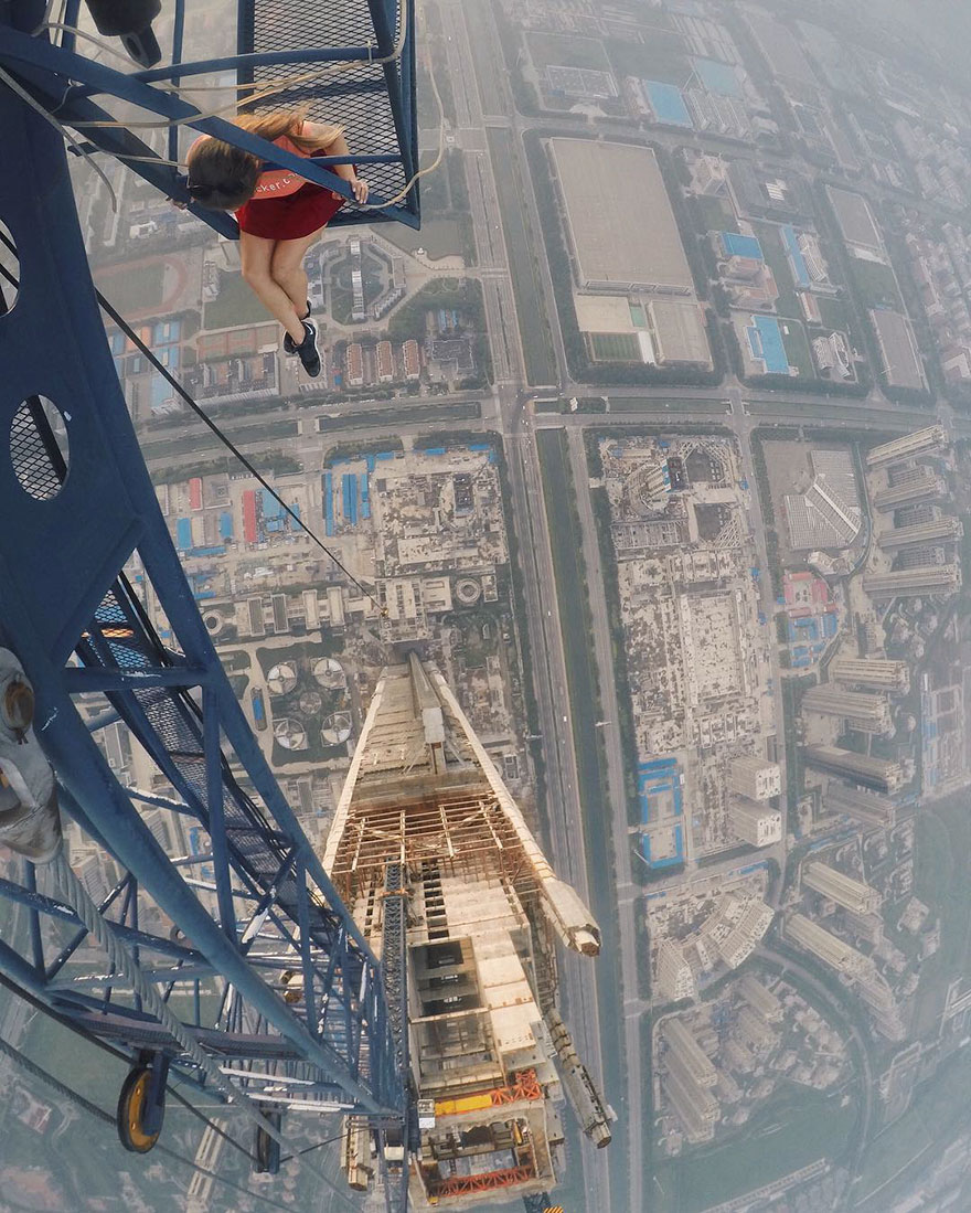 Questa ragazza scatta i selfie più pericolosi al mondo: ecco 17 foto del suo profilo Instagram (della serie non provateci a casa!)