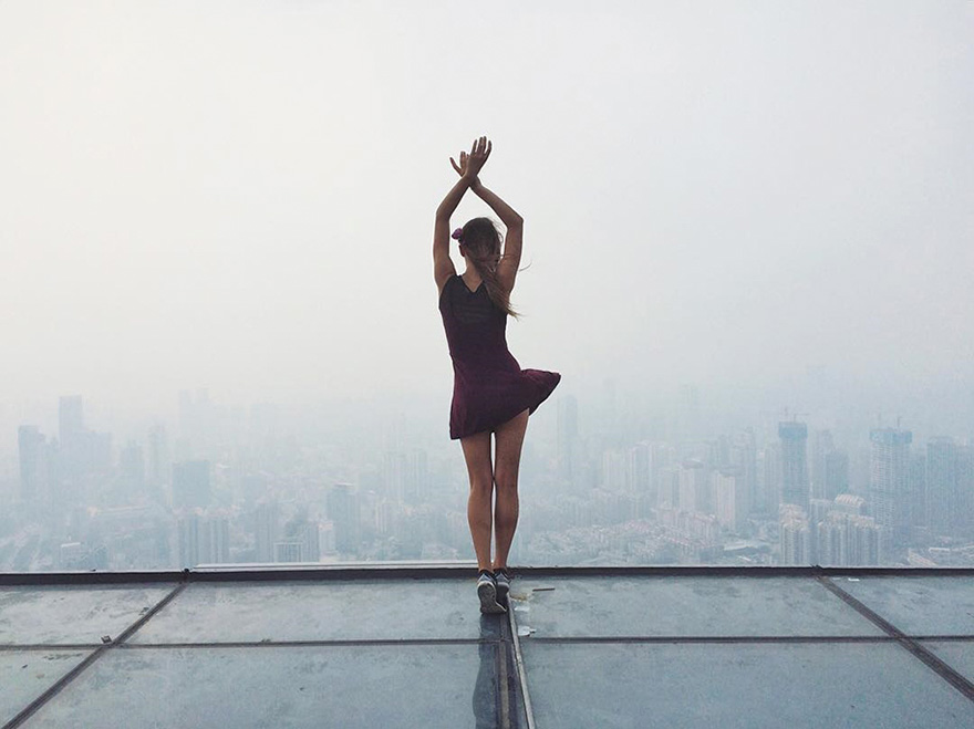 Questa ragazza scatta i selfie più pericolosi al mondo: ecco 17 foto del suo profilo Instagram (della serie non provateci a casa!)