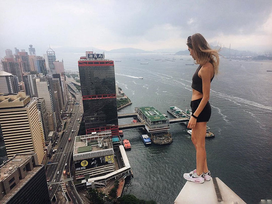 Questa ragazza scatta i selfie più pericolosi al mondo: ecco 17 foto del suo profilo Instagram (della serie non provateci a casa!)