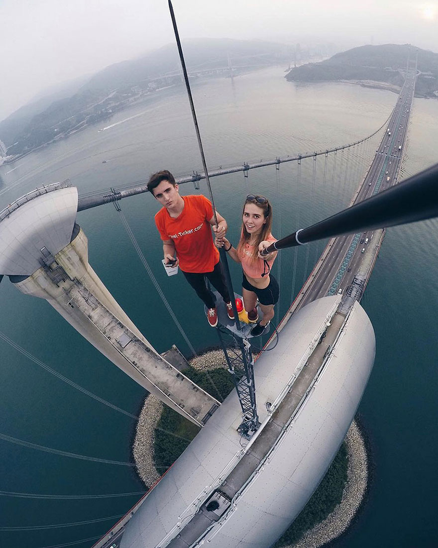 Questa ragazza scatta i selfie più pericolosi al mondo: ecco 17 foto del suo profilo Instagram (della serie non provateci a casa!)