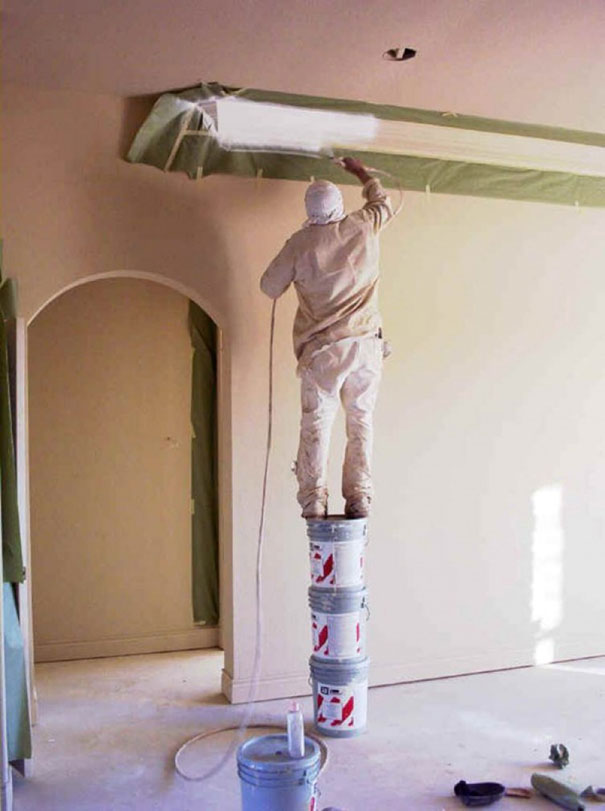 18 situazioni inutilmente pericolose in cui solo gli uomini riescono a cacciarsi