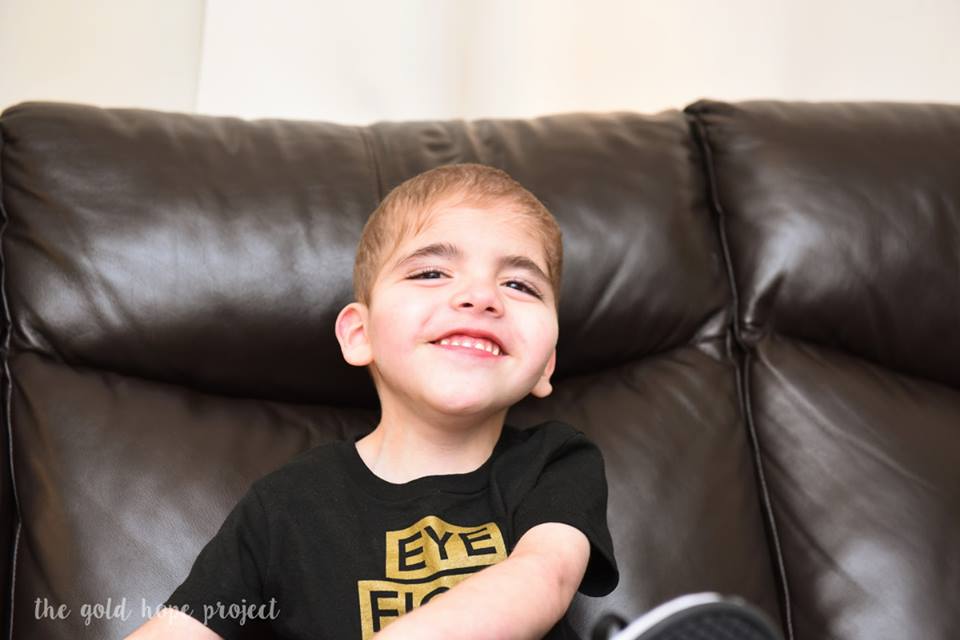 Piccoli guerrieri crescono: le fotografie e la speranza dei bambini che lottano contro il cancro