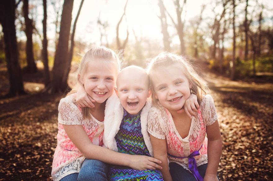 Piccoli guerrieri crescono: le fotografie e la speranza dei bambini che lottano contro il cancro