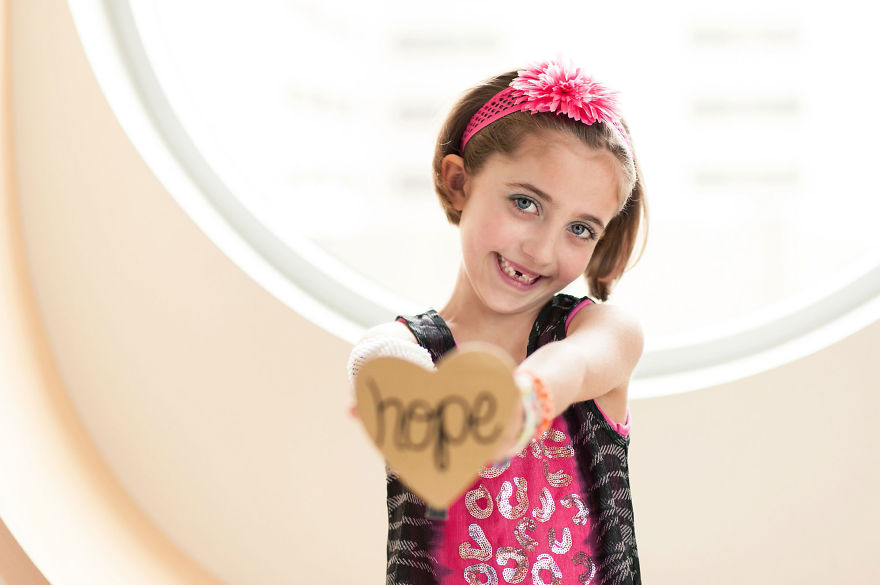 Piccoli guerrieri crescono: le fotografie e la speranza dei bambini che lottano contro il cancro