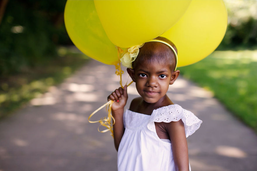 Piccoli guerrieri crescono: le fotografie e la speranza dei bambini che lottano contro il cancro