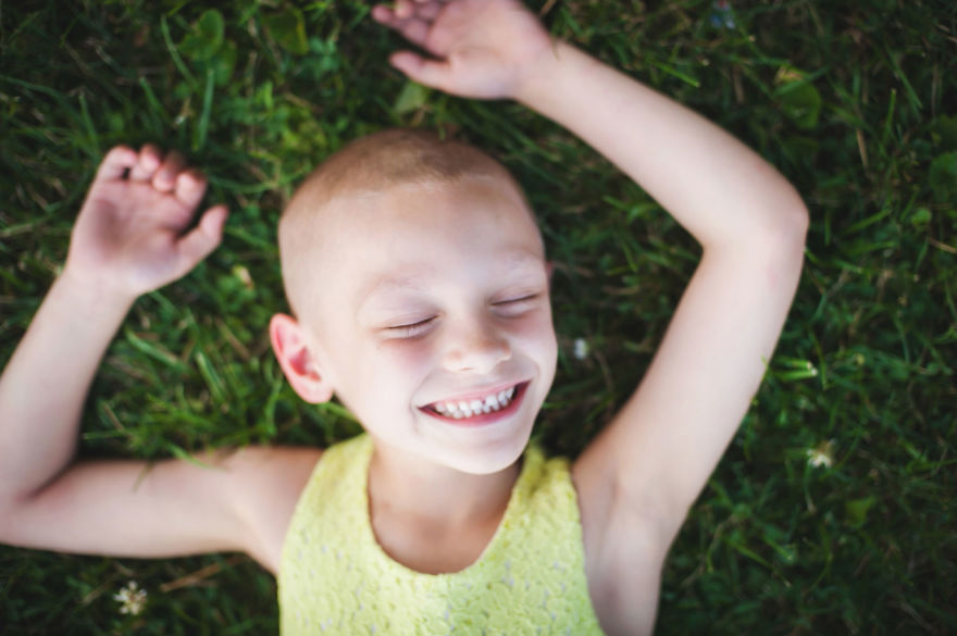Piccoli guerrieri crescono: le fotografie e la speranza dei bambini che lottano contro il cancro