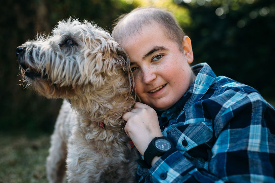 Piccoli guerrieri crescono: le fotografie e la speranza dei bambini che lottano contro il cancro