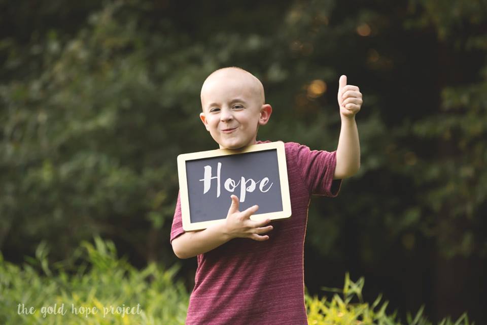 Piccoli guerrieri crescono: le fotografie e la speranza dei bambini che lottano contro il cancro
