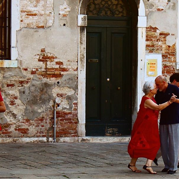 30 immagini che mostrano che l'amore e la gioia di vivere non hanno età