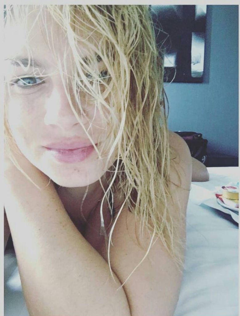 "21 Sfumature di Brown": video super sexy per Emma. E anche le foto non scherzano