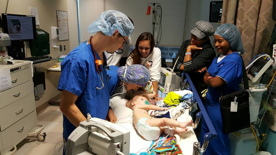 27 ore di intervento per separare i gemellini siamesi: l'emozione dei piccoli e di mamma e papà quando si rivedono per la prima volta in 12 bellissime foto