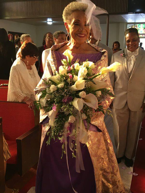 Millie, sposa a 86 anni con l'abito disegnato da lei