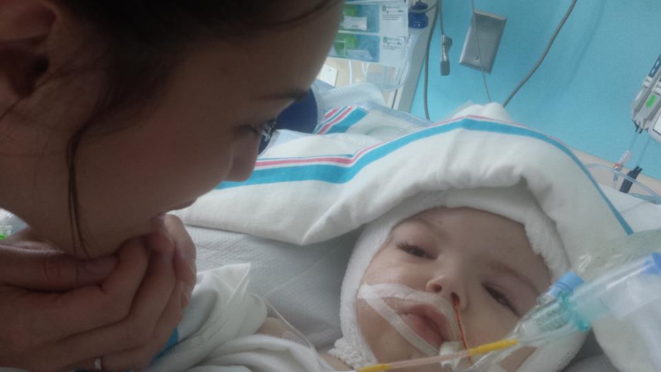 27 ore di intervento per separare i gemellini siamesi: l'emozione dei piccoli e di mamma e papà quando si rivedono per la prima volta in 12 bellissime foto