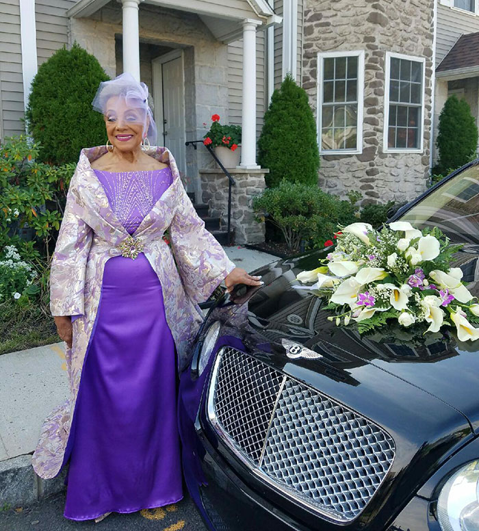 Millie, sposa a 86 anni con l'abito disegnato da lei