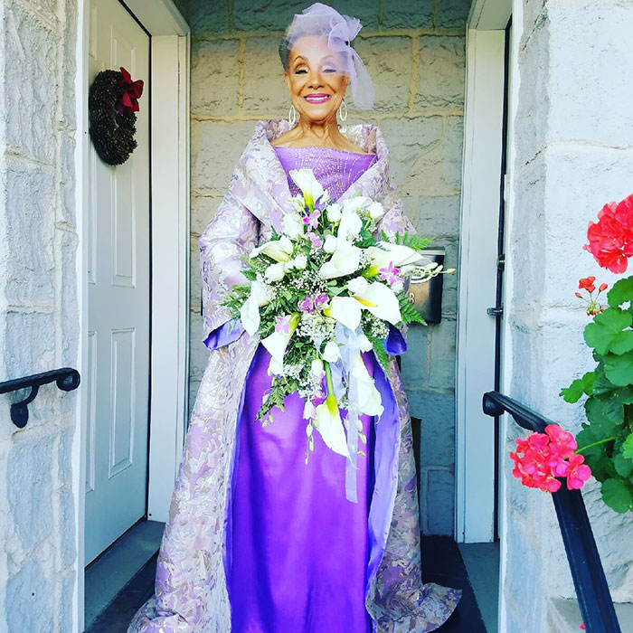 Millie, sposa a 86 anni con l'abito disegnato da lei