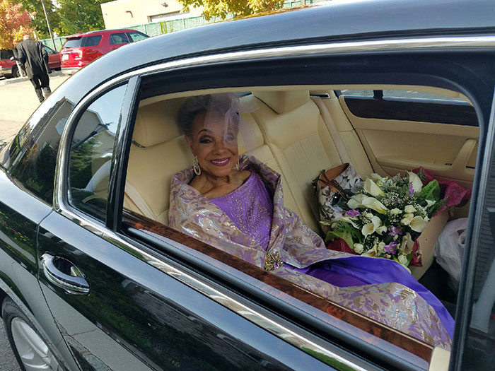 Millie, sposa a 86 anni con l'abito disegnato da lei