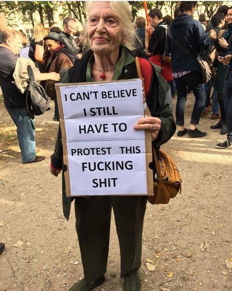 La Polonia emana un disegno di legge anti-abortista: scoppia la #ProtestaNera delle donne