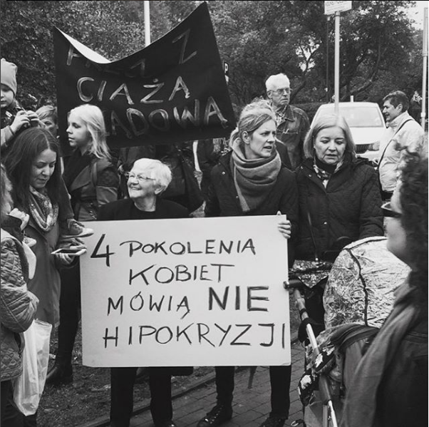 La Polonia emana un disegno di legge anti-abortista: scoppia la #ProtestaNera delle donne