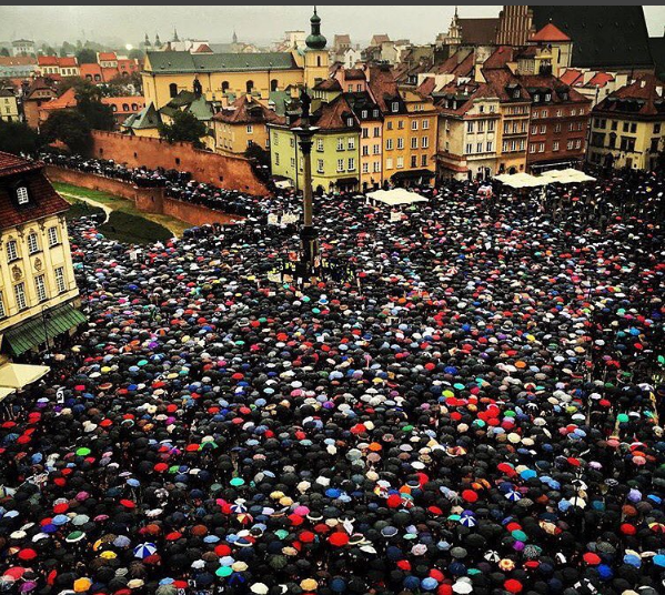La Polonia emana un disegno di legge anti-abortista: scoppia la #ProtestaNera delle donne