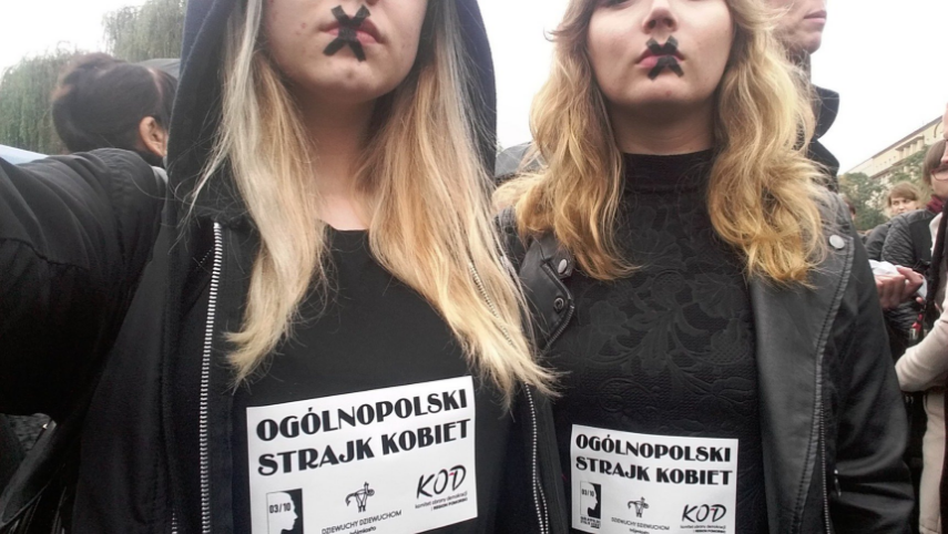 La Polonia emana un disegno di legge anti-abortista: scoppia la #ProtestaNera delle donne