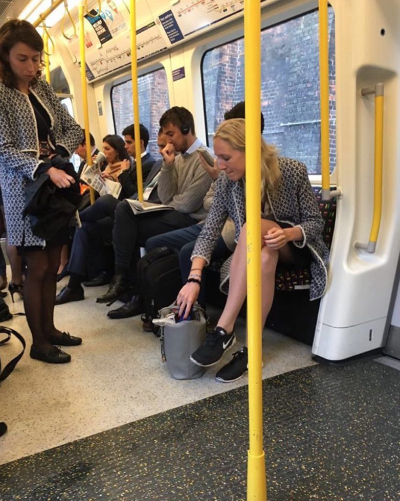 A Londra tutte le donne indossano lo stesso cappotto di Zara e... nasce un account Instagram dedicato