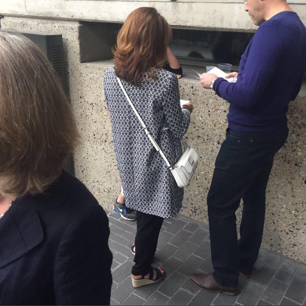 A Londra tutte le donne indossano lo stesso cappotto di Zara e... nasce un account Instagram dedicato