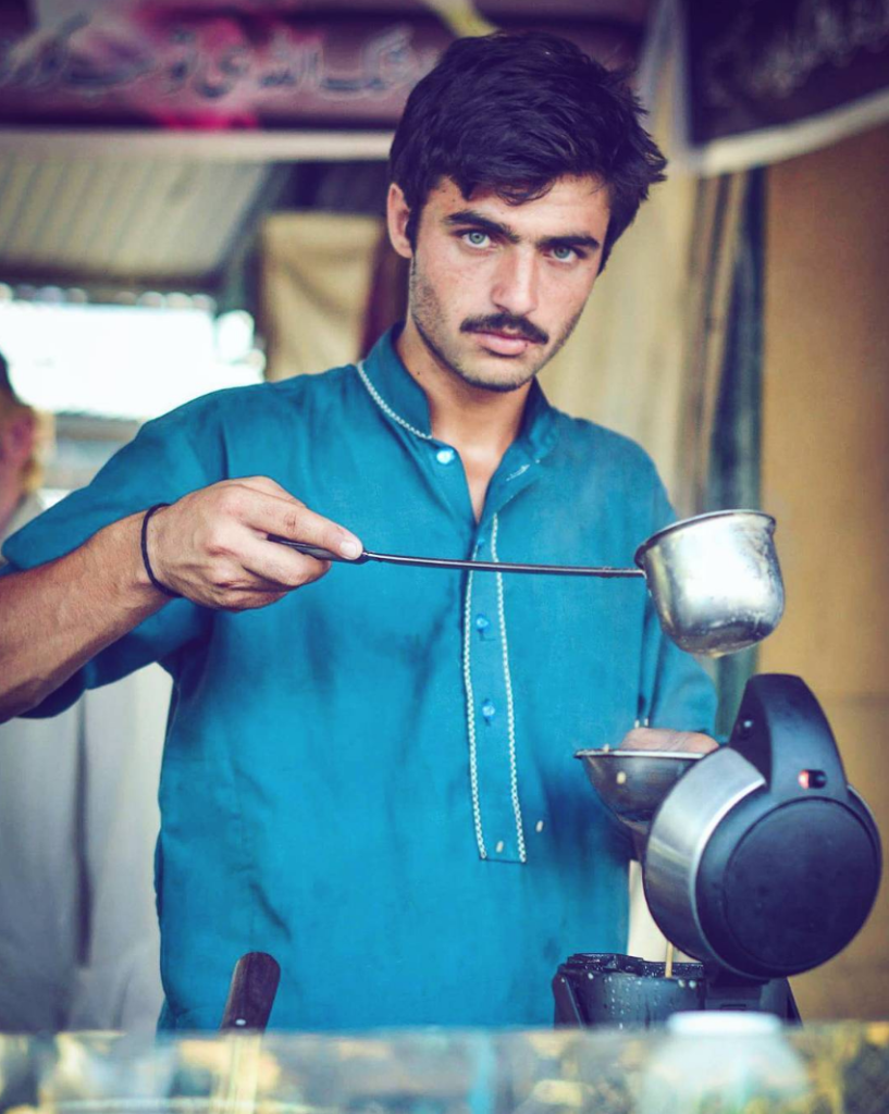 Da ragazzo del tè a modello per caso grazie a una foto su Instagram. Ecco chi è #ChaiWala