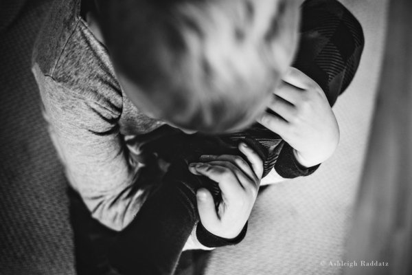 "Mio figlio è un bambino speciale con bisogni speciali": le foto della mamma di un bambino autistico