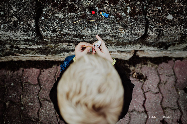 "Mio figlio è un bambino speciale con bisogni speciali": le foto della mamma di un bambino autistico