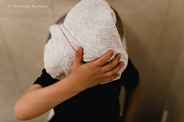 "Mio figlio è un bambino speciale con bisogni speciali": le foto della mamma di un bambino autistico