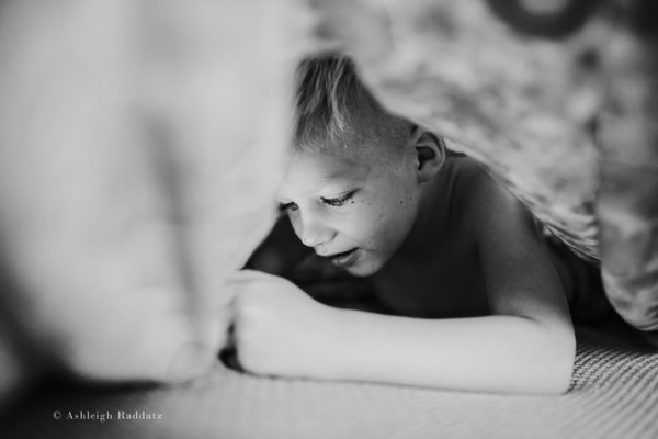"Mio figlio è un bambino speciale con bisogni speciali": le foto della mamma di un bambino autistico