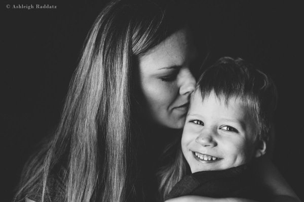 "Mio figlio è un bambino speciale con bisogni speciali": le foto della mamma di un bambino autistico