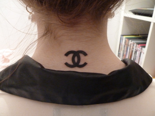 Tatuaggi che violano il copyright: 15 tatuaggi diffusi che potrebbero portarti in tribunale
