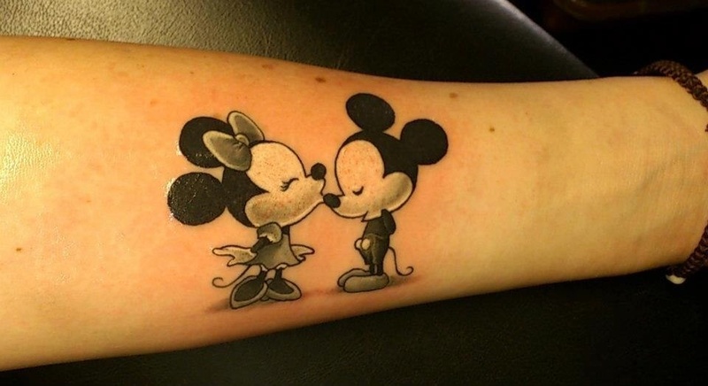 Tatuaggi che violano il copyright: 15 tatuaggi diffusi che potrebbero portarti in tribunale