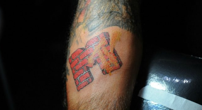 Tatuaggi che violano il copyright: 15 tatuaggi diffusi che potrebbero portarti in tribunale
