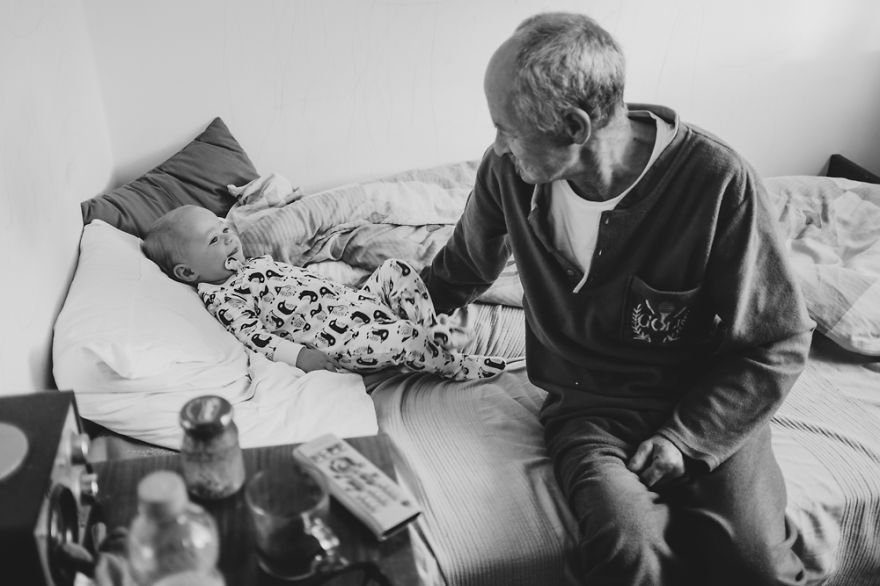 Amore di nonno: 23 bellissime foto che raccontano una storia d'amore fatta di rughe, presenza e silenzi