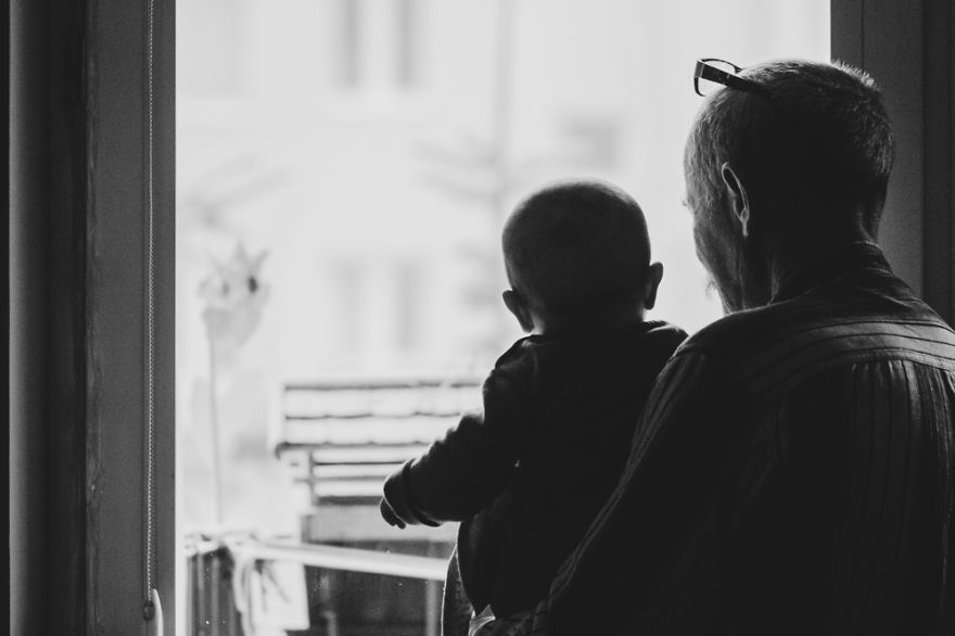 Amore di nonno: 23 bellissime foto che raccontano una storia d'amore fatta di rughe, presenza e silenzi